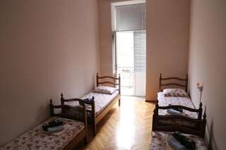 Хостелы Hostel Fortuna Кутаиси Односпальная кровать в общем номере для мужчин и женщин-9