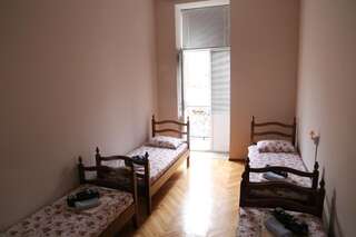 Хостелы Hostel Fortuna Кутаиси Односпальная кровать в общем номере для мужчин и женщин-3